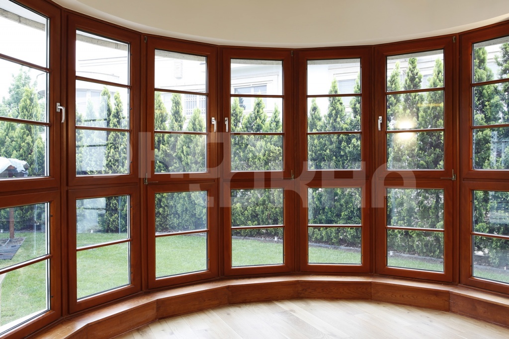 Большие деревянные окна в Истре